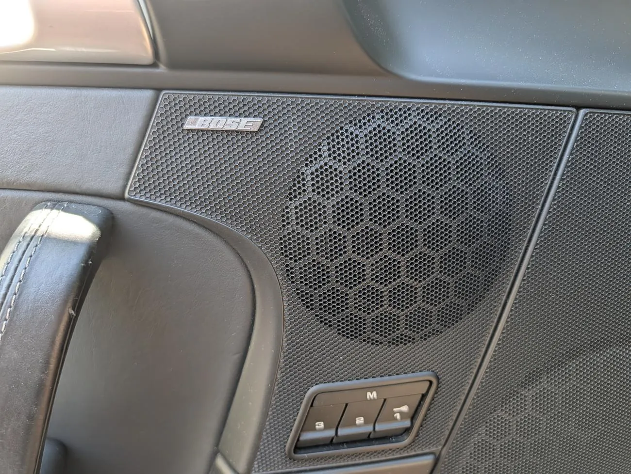 BOSE Surround Sound System in der Türverkleidung