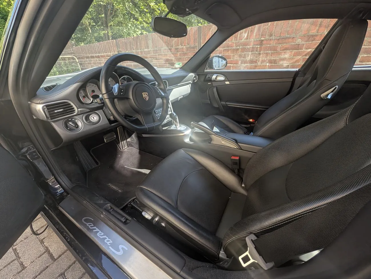Innenraum mit Sportsitzen und Carrera-S-Einstiegsleiste