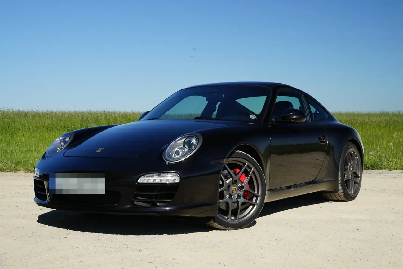 Porsche 997.2 Carrera S in Schwarz, Frontansicht schräg