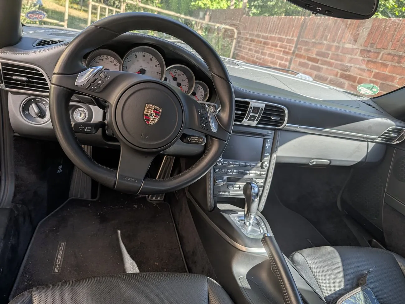Cockpit mit Lenkrad und Mittelkonsole
